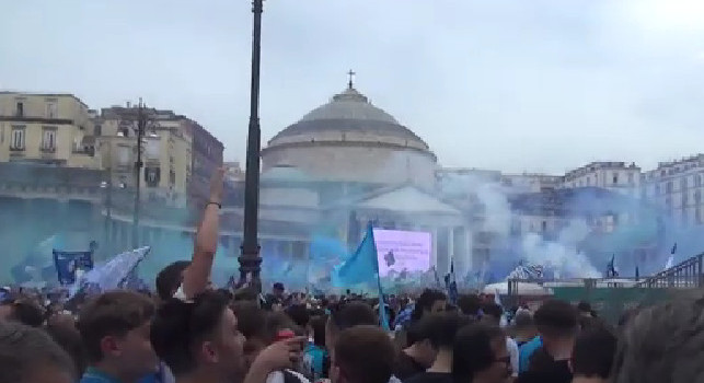 Festa scudetto - Piazza Plebiscito gremita di tifosi azzurri | VIDEO