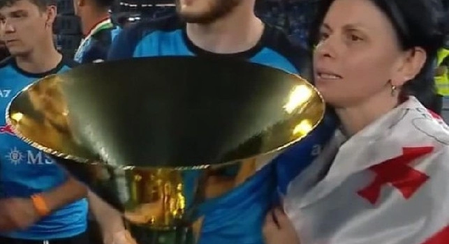Kvaratskhelia posa con la madre e la Coppa Scudetto | FOTO
