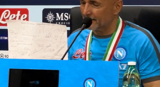 “Fate le foto ora o mai più”, Spalletti mostra il tatuaggio ai giornalisti: regalo della sala stampa al mister | FOTO
