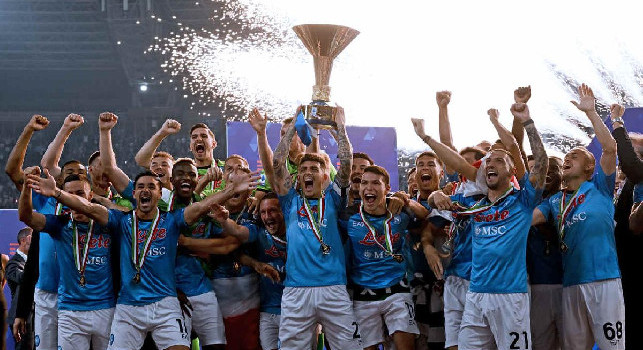 Di Lorenzo alza la Coppa dello Scudetto, il Napoli è Campione d'Italia: le emozioni allo stadio Maradona | FOTOGALLERY CN24