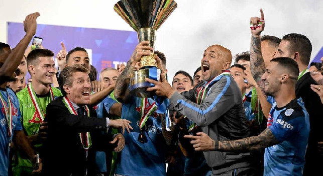 Gazzetta - La Lega Serie A ad oggi ha organizzato la consegna della coppa scudetto solo al Maradona e al Napoli!