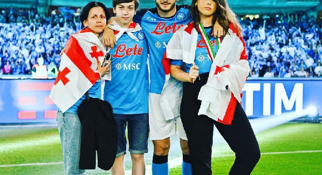 La famiglia di Kvara presente alla festa scudetto, il georgiano al Maradona con madre e fratello e fidanzata | FOTO