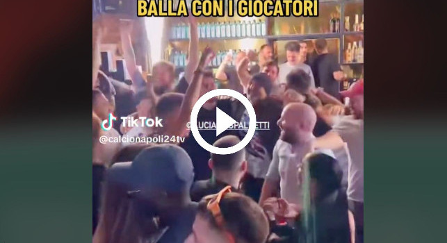 Festa scudetto Napoli, Spalletti scatenato in discoteca: balla e canta con i giocatori | VIDEO
