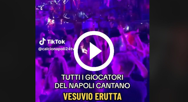 Festa scudetto Napoli, i giocatori cantano tutti insieme Vesuvio erutta | VIDEO