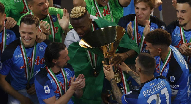 Osimhen con la coppa dello Scudetto