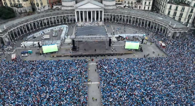 Incredibile a Napoli, piazza Plebiscito sold out! Il Comune invita i tifosi a recarsi a Scampia o Piazza Mercato
