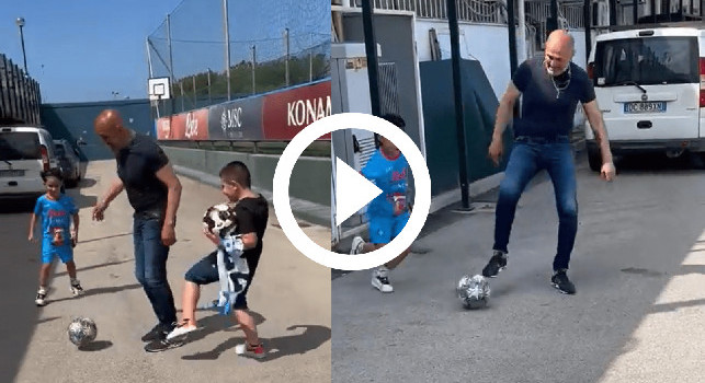 Spalletti show a Castel Volturno, gioca a pallone con due bimbi tifosi del Napoli | VIDEO
