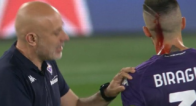 Fiorentina-West Ham, Biraghi colpito dai tifosi inglesi: testa sanguinante e gioco sospeso