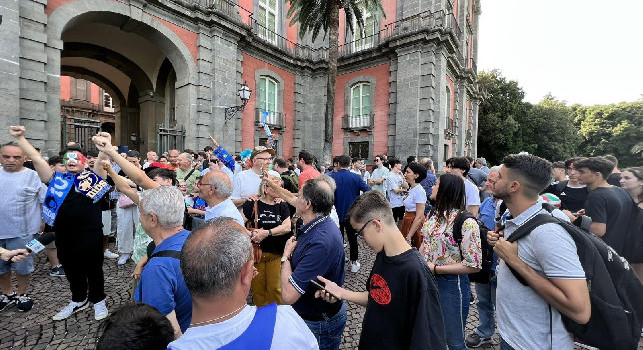 Conferenza presentazione Rudi Garcia, tantissimi tifosi del Napoli in attesa a Capodimonte | FOTO