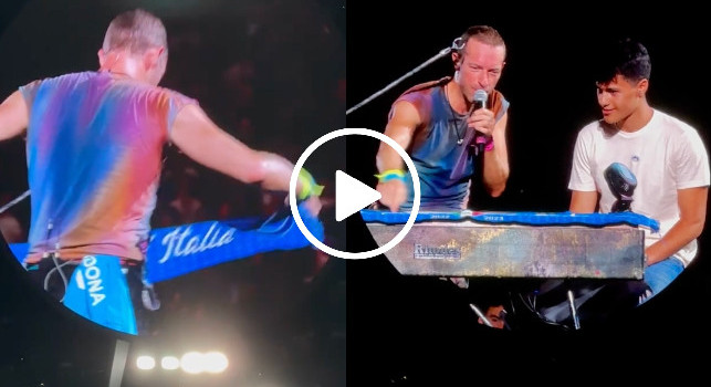 Forza Napoli! Coldplay, Chris Martin show con la sciarpa azzurra: Campioni d'Italia! | VIDEO CN24