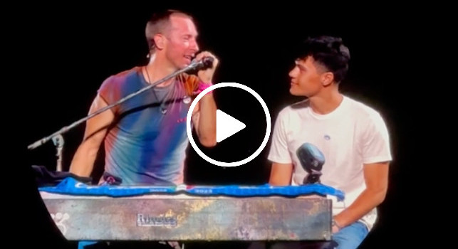 Concerto Coldplay, Chris Martin in napoletano: Ve vulimm' bene, uagliù! | VIDEO CN24
