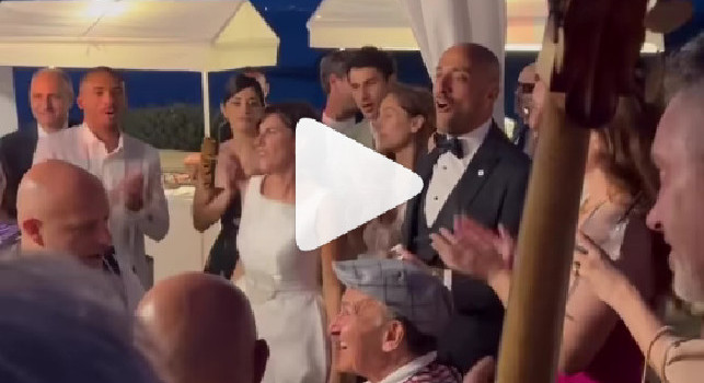 Decibel Bellini scatenato al suo matrimonio, sentite cosa canta con gli invitati | VIDEO