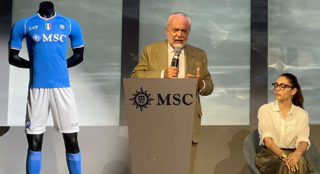 Presentazione maglia SSC Napoli, De Laurentiis: Osimhen la vestirà a meno di offerte più che indecenti! Alle 18 vedo Garcia, pronti interventi di mercato. Su scudetto, Giuntoli e tifosi... | DIRETTA VIDEO