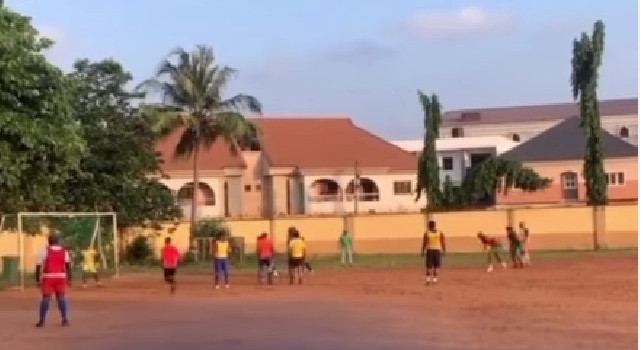 Osimhen spacca la porta! Golazo su punzione durante una partitella | VIDEO