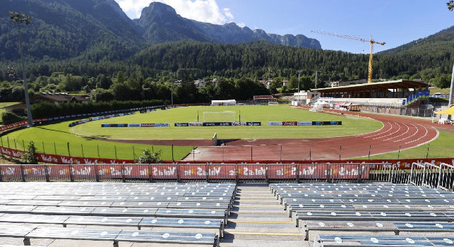 Ritiro Napoli a Dimaro, tutto pronto: store ufficiale enorme, trenino per i tifosi e striscioni emozionanti | FOTOGALLERY CN24