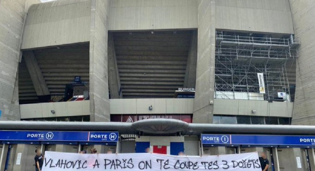 Vlahovic al PSG? Messaggio shock degli ultras parigini: Se vieni ti tagliamo tre dita | FOTO