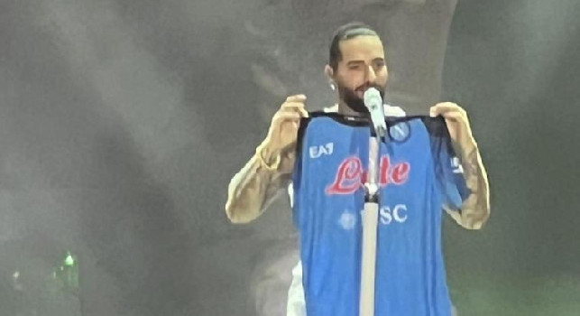 Concerto Maluma all’Arena Flegrea, l'artista sul palco con una maglia del Napoli | FOTO