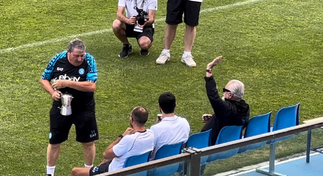 De Laurentiis in campo, saluto ai tifosi e caffè di Starace | VIDEO