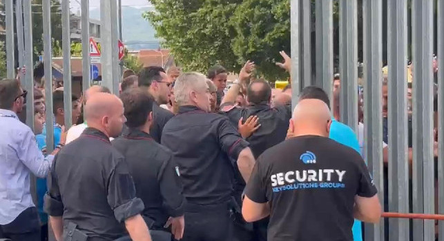 Tensione tra tifosi Napoli e forze dell’ordine, cancelli chiusi per la troppa affluenza | VIDEO