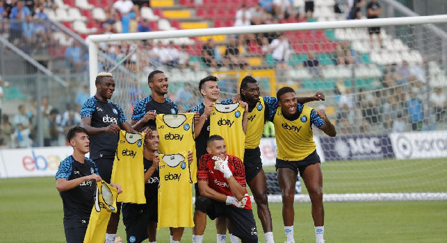 Allenamento Napoli a Castel di Sangro: Osimhen sfida Kvaratskhelia, vincono i gialli! Si provano i calci di rigore. Elmas in ciabatte, Lobotka assente | VIDEO