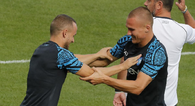 Allenamento Napoli live da Castel di Sangro: ruleta di Lobotka, Osimhen vince ancora! Zielinski toglie il ghiaccio al ginocchio | VIDEO