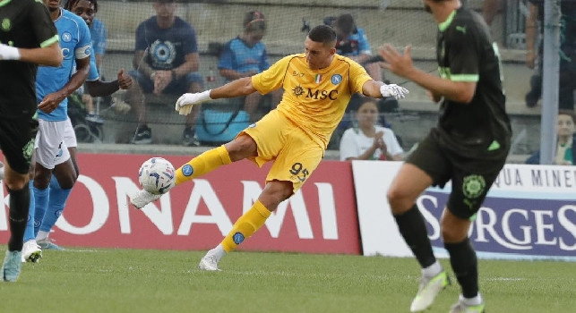 Frosinone-Napoli 1-3, Gollini si complimenta con i compagni | FOTO