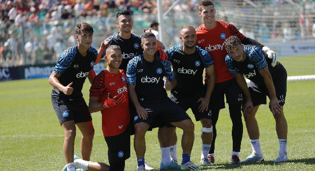 Ritiro Napoli, allenamento mattutino: i tifosi nei distinti intonano 'tanti auguri' a Politano! La mini-partitella finisce 15-9, allenamento sulle punte e si rivedono Osimhen e Mario Rui!