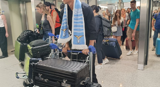 Kamada-Lazio, è fatta. Il centrocampista è atterrato a Roma | FOTO