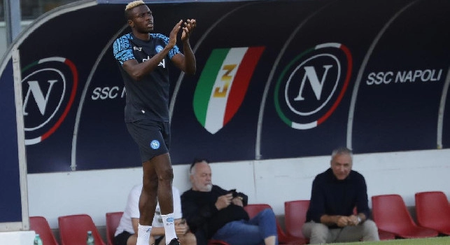 Allenamento Napoli, Di Lorenzo-Contini vincono il torneo di calcio-tennis! Osimhen accolto da un'ovazione, De Laurentiis al telefono | VIDEO