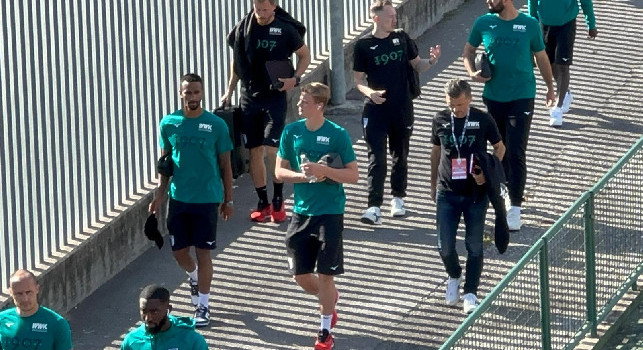 Napoli-Augsburg, i tedeschi arrivano così allo stadio | VIDEO