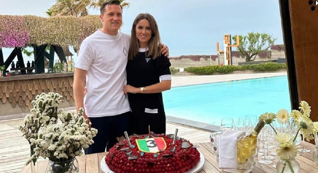 La moglie di Zielinski preannuncia l'addio al Napoli? | FOTO