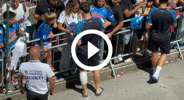 Rrahmani lascia lo stadio con una vistosa fasciatura, ma sempre disponibile coi tifosi | VIDEO CN24