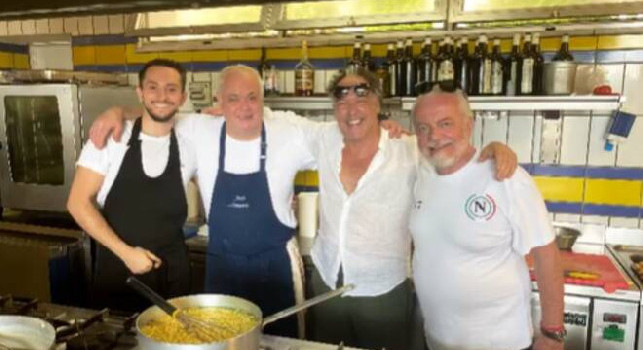 De Laurentiis a pranzo ad ad Amalfi, sorriso e spallucce alla domanda su Spalletti