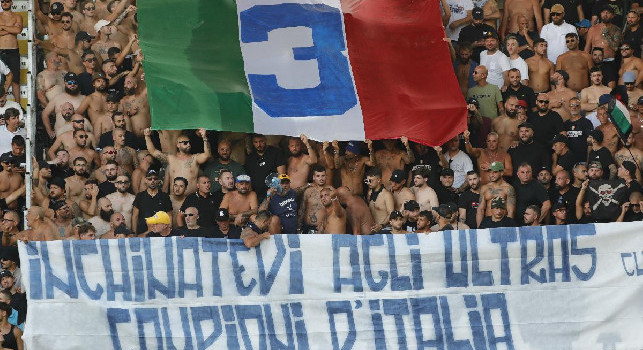 Inchinatevi agli Ultras Campioni d'Italia: striscione col tricolore nel settore ospiti a Frosinone | FOTO