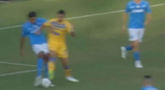 Fallo da rigore Cajuste, da un replay sembra che prenda prima la palla | VIDEO