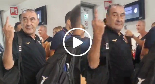 Forza Napoli, Sarri! Clamorosa risposta del tecnico: mostra il dito medio al tifoso! | VIDEO