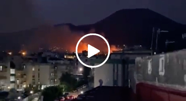 Napoli, non solo il terremoto: brucia anche il Vesuvio! Fiamme indomabili vicino le aree protette | VIDEO