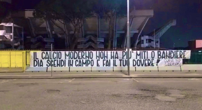 Salernitana striscione tifosi contro Dia