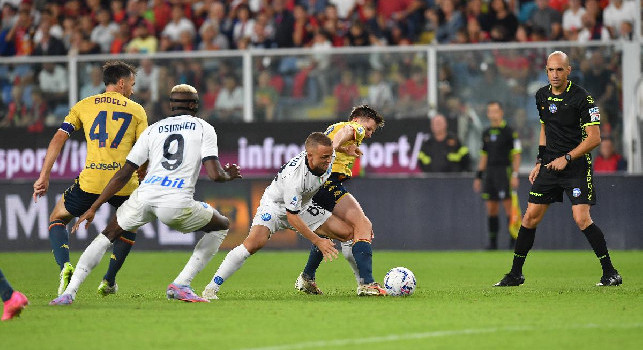 Moviola Gazzetta Genoa-Napoli 2-2: spinta sospetta di De Winter sull'1-0. Fabbri avrebbe dovuto interrompere il gioco