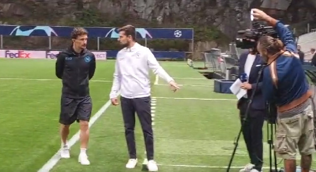 Garcia e Mario Rui all'Estadio Municipal di Braga: warm up in campo prima della conferenza | VIDEO