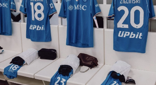 Pronti per una nuova sfida. Napoli in azzurro, lo scatto dallo spogliatoio | FOTO