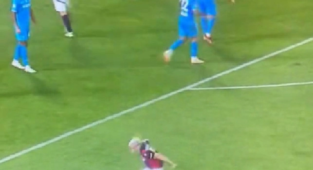 Bologna-Napoli, Saelemaekers esulta ma l'arbitro non dà rigore | FOTO