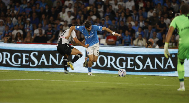 Moviola Napoli-Udinese: ok il rigore su Kvaratskhelia, sbracciata su Lindstrom al limite della regolarità