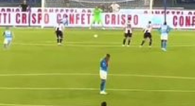 Napoli-Udinese, il retroscena: guardate cosa fa Natan al momento del rigore di Zielinski | FOTO