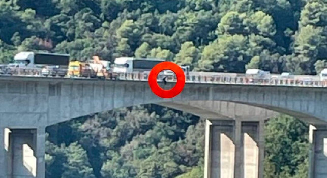 Nizza sotto shock, giocatore sta tentando il suicidio da un ponte in autostrada: trattative in corso