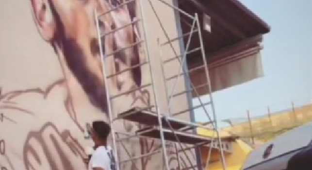 Nuovo murale per Kvaratskhelia, l'opera dell'artista Luciano Ranieri | VIDEO