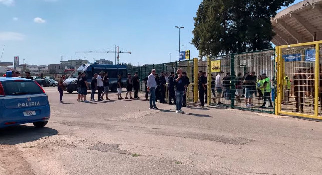 Lecce-Napoli LIVE, le immagini dei tifosi azzurri in arrivo nel settore ospiti | VIDEO CN24