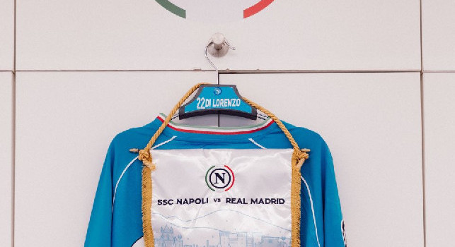 Napoli in maglia azzurra per il match di Champions League contro il Real Madrid | FOTO