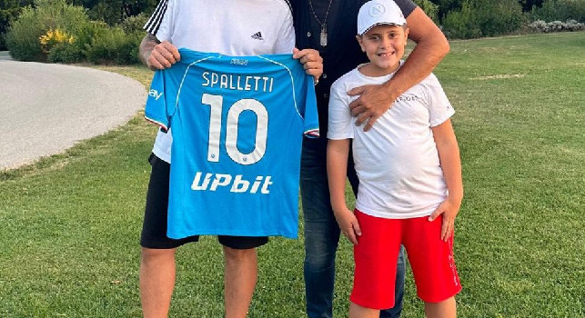 Spalletti riceve la maglia scudettata del Napoli da parte di un tifoso | FOTO