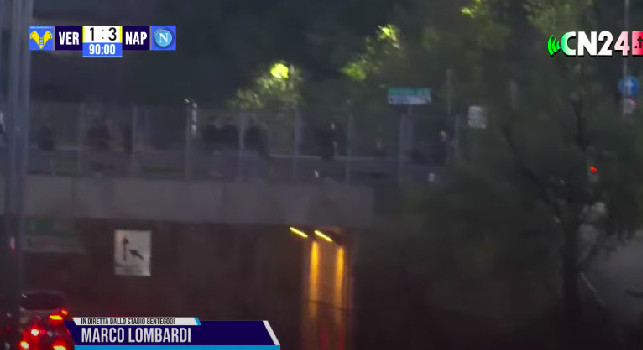 Scontri al Bentegodi dopo Verona-Napoli, lancio di fumogeni e bombe carta. Bloccato l'imbocco della tangenziale, poliziotti in assetto anti-sommossa | DIRETTA VIDEO